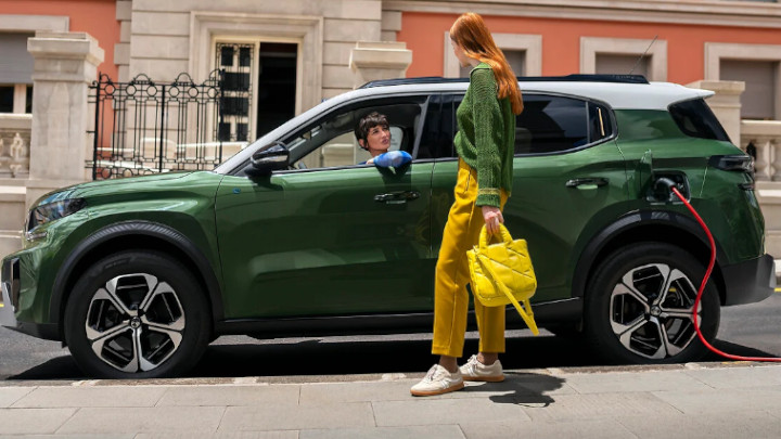 Citroen e C3 Aircross in Green Charging