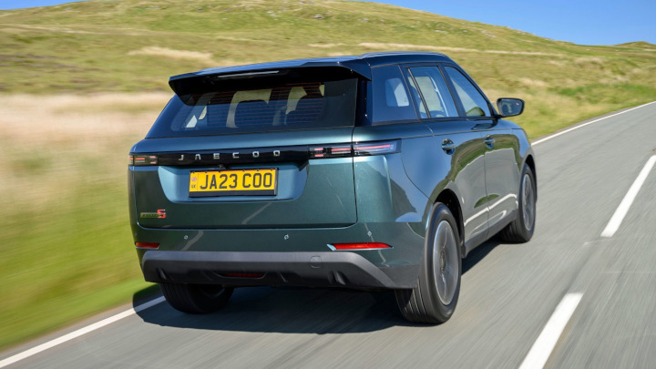 Green JAECOO 5 Petrol Driving Rear