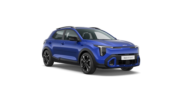 Blue Kia Stonic compact SUV parked outdoors in a modern architectural setting