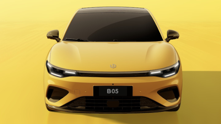 Leapmotor B05 Lifestyle Front in Yellow