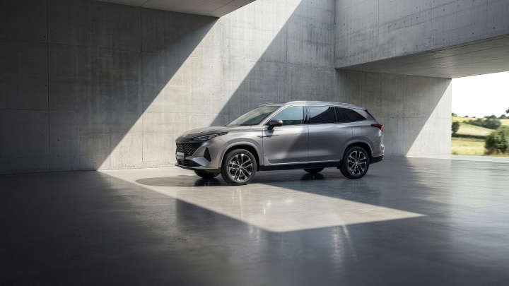 MG S9 PHEV grey studio side