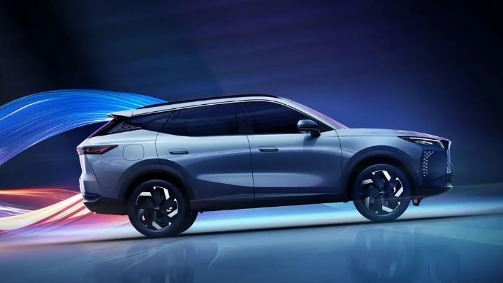 OMODA 7 side angle